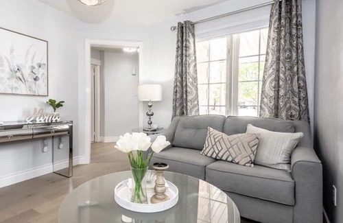 North Dumfries Casa | Bright Modern Executive Home