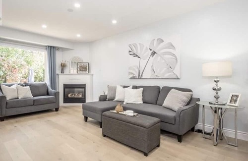 North Dumfries Casa | Bright Modern Executive Home