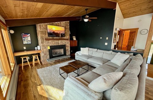 Plymouth Casa | Mountain Home: Hot Tub & 9 Mins to Skyeship Gondola & 20 Mins to Okemo!