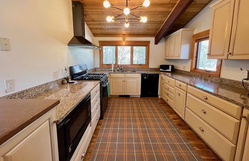 Plymouth Casa | Mountain Home: Hot Tub & 9 Mins to Skyeship Gondola & 20 Mins to Okemo!