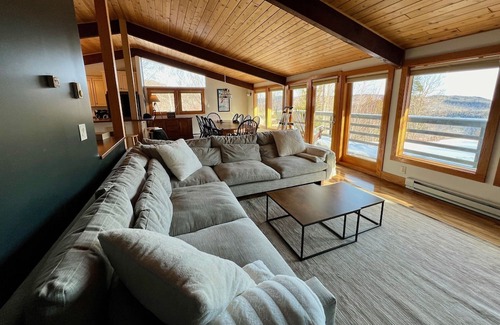 Plymouth Casa | Mountain Home: Hot Tub & 9 Mins to Skyeship Gondola & 20 Mins to Okemo!