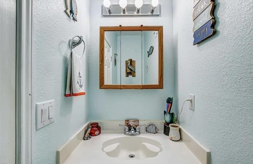 Galveston Casa | Spacious 5 bedroom house minutes from the beach/walking distance to the bay.