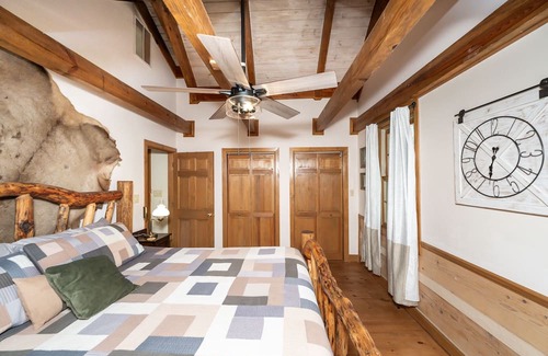 Brevard Cabina | Peaceful, cozy, & private cabin w/ streams, waterfalls, & Wi-Fi! Pets OK!