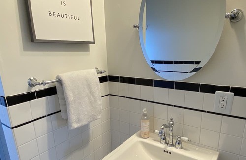 Cliff - Cannon Apartamento | Cozy, elegant, and Victorian modern apartment. Downtown less than 5 minutes.