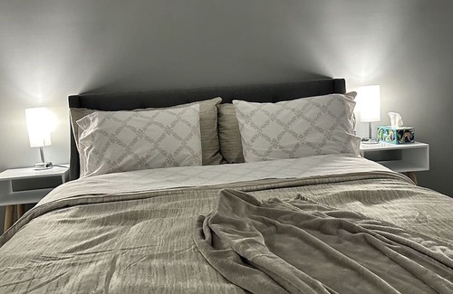 Elkhart Apartamento | Cozy Modern1-bedroom apartment in enchanting Elkhart with AC, WiFi, Riverview