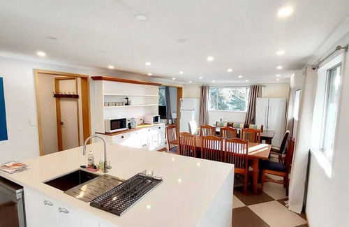 Jindabyne Cabina | HUGE 9 Bedroom house, 6 Bathrooms, 2 Lounge rooms, 2 kitchens, Private Gardens