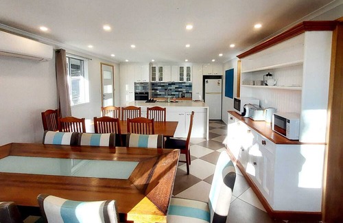 Jindabyne Cabina | HUGE 9 Bedroom house, 6 Bathrooms, 2 Lounge rooms, 2 kitchens, Private Gardens