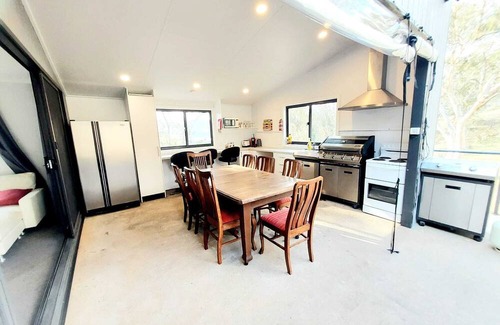 Jindabyne Cabina | HUGE 9 Bedroom house, 6 Bathrooms, 2 Lounge rooms, 2 kitchens, Private Gardens