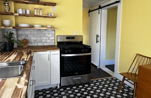 Hattiesburg Cabaña | Bright and cozy space to rest in the heart of Hattiesburg.