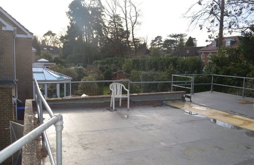 Weybridge Casa | Weybridge shared house in very upmarket area where celebs live.