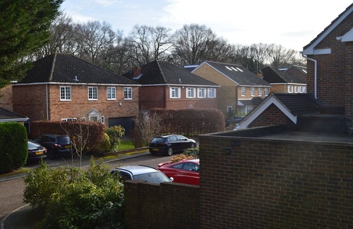 Weybridge Casa | Weybridge shared house in very upmarket area where celebs live.