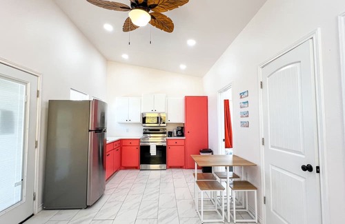Aransas Pass Cabina | Escape to our cozy 2 bedroom cabin in Aransas Pass, perfect for up to 6