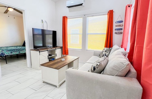 Aransas Pass Cabina | Escape to our cozy 2 bedroom cabin in Aransas Pass, perfect for up to 6