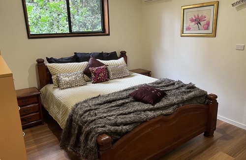 Malanda Cabina | Figtree Getaway - Fireplace cabin 3 bedroom fully self contained with spa