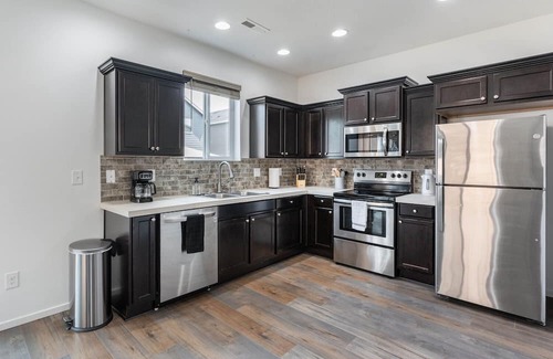 North Image Casa | Modern 3b/2b Retreat near Portland. Must-See!