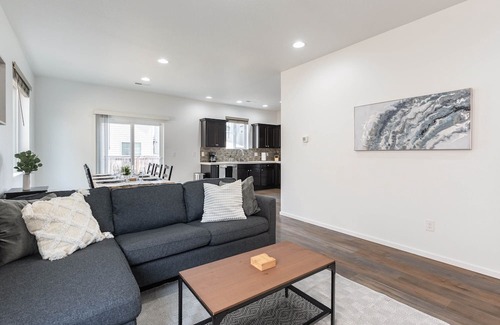 North Image Casa | Modern 3b/2b Retreat near Portland. Must-See!