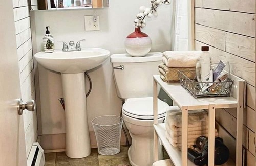 Ishpeming Apartamento | Superior Stay and Play. Bright and cheery full size apartment near trails