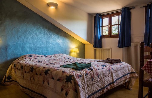 Luchapt Casa | Holiday Home 'Gîte Le Noyer' with Private Terrace, Private Garden and Wi-Fi