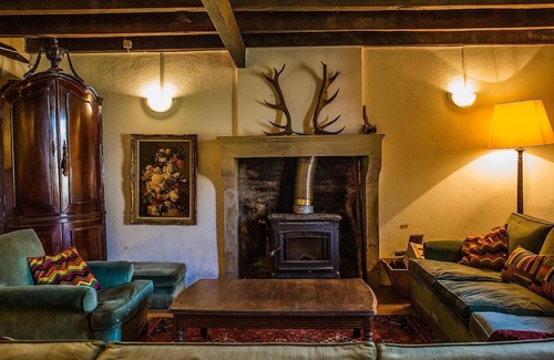 Luchapt Casa | Holiday Home 'Gîte Le Noyer' with Private Terrace, Private Garden and Wi-Fi