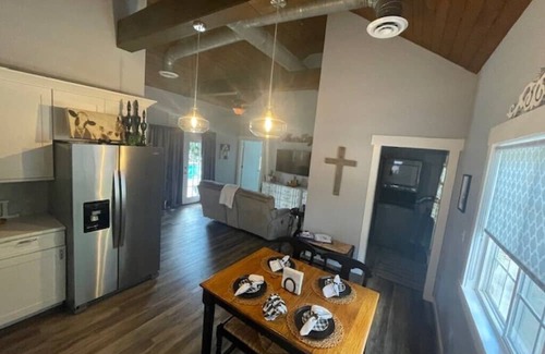 Goodlettsville Cabaña | Cozy Cottage in Enjoyable Goodlettsville with WiFi, AC, minutes from downtown.
