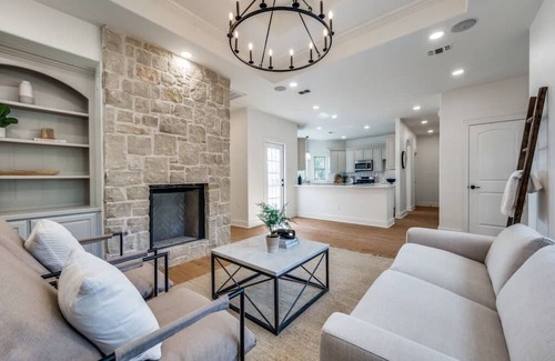 Krugerville Casa | Gorgeous 4bed/3.5 bath in desirable area of Aubrey! Close to all wedding venues!