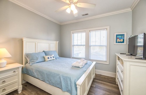 Wilmington Beach Casa | Spacious 6-bedroom ocean view home, 1 minute walk to beach!