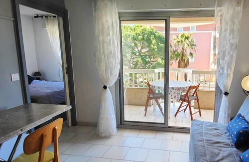 Frejus Plage Apartamento | Love nest with balcony, close to the sea