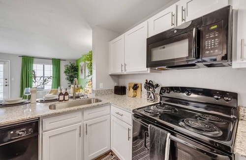 Pleasant Valley Apartamento | Cozy suite~8 min to DT~big pool~2bed 2bath~free parking