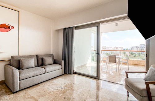 Playa Mujeres Apartamento | 4th-floor resort apt with outdoor pools, pool spas, tennis, gym, & balcony