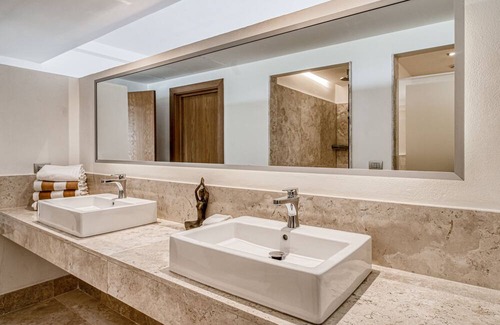 Playa Mujeres Apartamento | 4th-floor resort apt with outdoor pools, pool spas, tennis, gym, & balcony