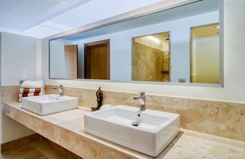 Playa Mujeres Apartamento | 4th-floor resort apt with outdoor pools, pool spas, tennis, gym, & balcony