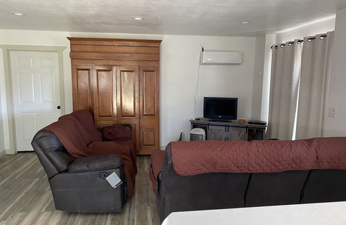 Palisade Apartamento | Private and comfortable clean and a bubbling hot tub two bath rooms one bedroom