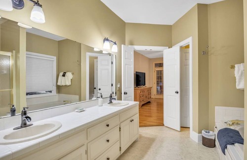 Inman Casa | Serene 3BR by Lake Bowen, Pool & Game Room