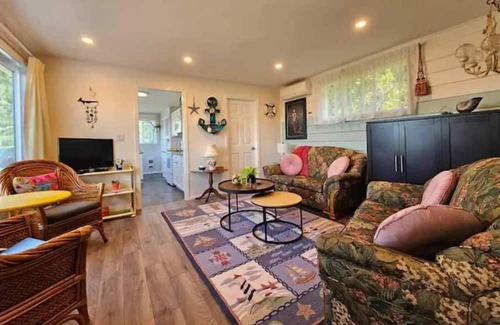 Chemainus Cabaña | Salty Mermaid Cottage - ocean/mountain/sunset views