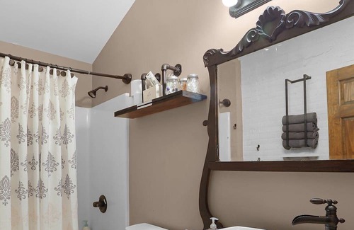 Washington Casa | Private Room w/ Shared Bath