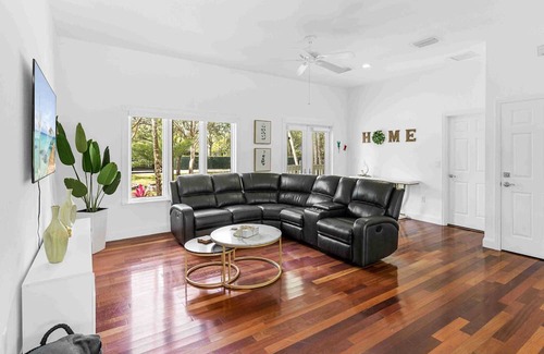Ludlam Villa | Lake of Dreams / Pool, Jacuzzi / Table Ping Pong