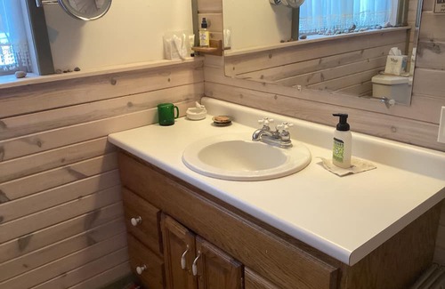 Laurium Casa | New listing! Lake view home available for MTU graduation weekend.