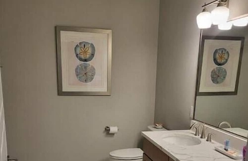 Portage Condominio | 5 minutes to the Indiana Dunes and beaches! Luxury condo with pool & workout