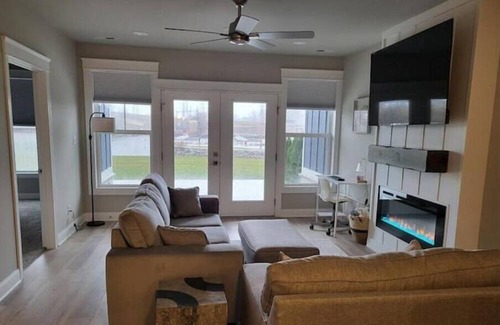 Portage Condominio | 5 minutes to the Indiana Dunes and beaches! Luxury condo with pool & workout