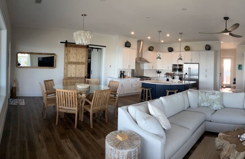 Villa Segunda Casa | Newly Built Luxury Home | 4 BD 3 BTH | Boat Slip & Kayak | Beach Getaways