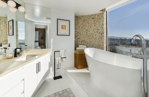 Lower Lonsdale Condominio | Lower Lonsdale Luxe - Panoramic Views!