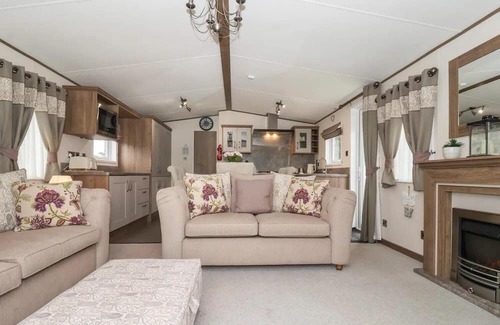 Cayton Bay Cabina | Whispering Willows 2-Bed Lodge in Scarborough