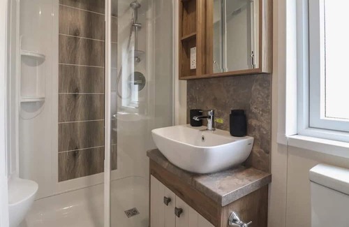 Cayton Bay Cabina | Whispering Willows 2-Bed Lodge in Scarborough