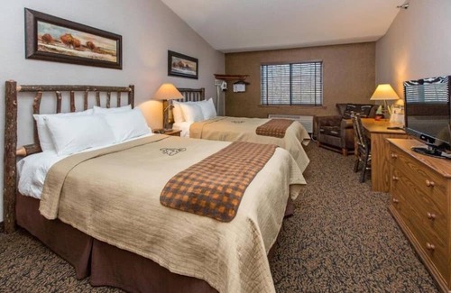 Onalaska Casa | Rustic Elegance: Lodge with Pantry, Patio & Saloon! 2 Pools | 3 Units