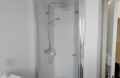 Braunsfeld Apartamento | Zentrale, Ruhig, Helle 55qm Ferienwohnung ab 1 N ~ DG