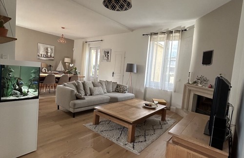 Bron Casa | Maison Familiale Avec Piscine Proche de Toutes Commodités à 10 min de Lyon !