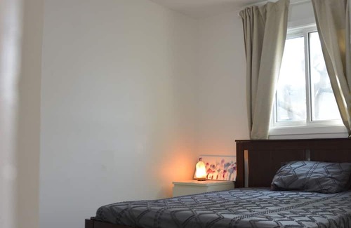 Ottawa Division Casa | 5mins to Airport, 15mins to Ottawa Downtown - Cozy 3 Bedroom Home for Explorers