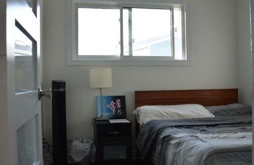 Ottawa Division Casa | 5mins to Airport, 15mins to Ottawa Downtown - Cozy 3 Bedroom Home for Explorers