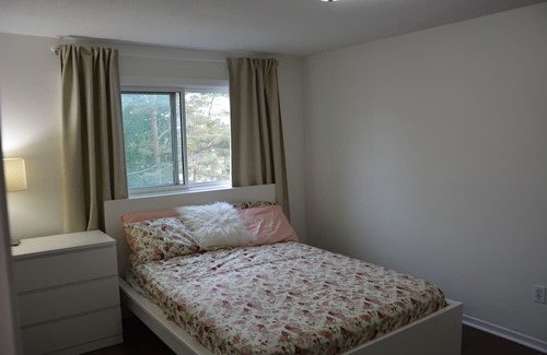 Ottawa Division Casa | 5mins to Airport, 15mins to Ottawa Downtown - Cozy 3 Bedroom Home for Explorers