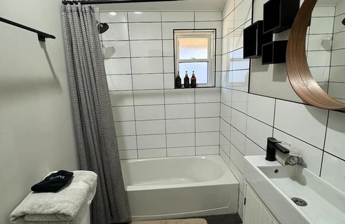 Simpsonville Casa | Downtown Bungalow with king ensuite, coffee station, laundry, & wifi,